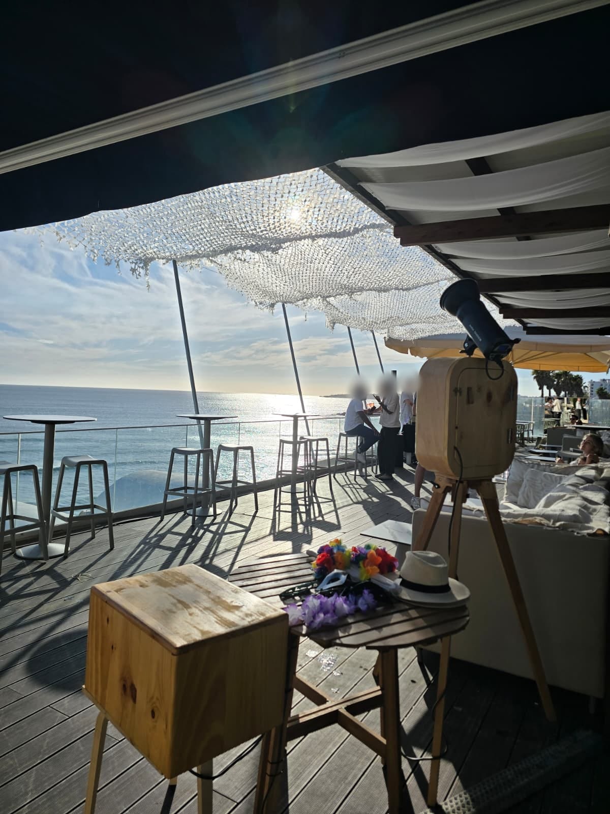 A Madeirinha num terraço com vista para o mar, ao fim da tarde.